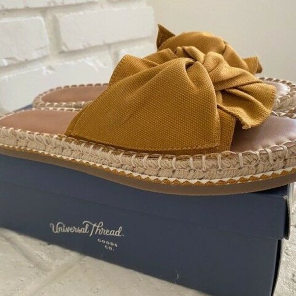 Universal Threads Slip on sandals NWT - Picture 1 of 3